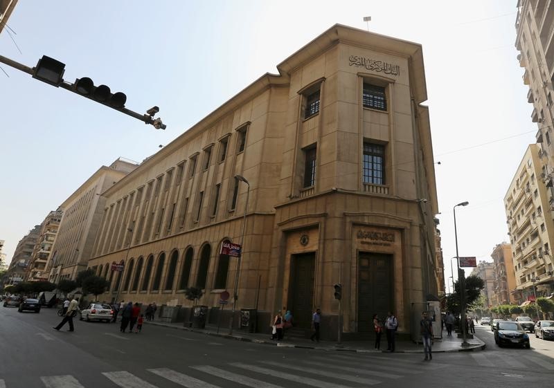 © Reuters. المركزي المصري: بدء تداولات النقد الأجنبي بين البنوك الأحد