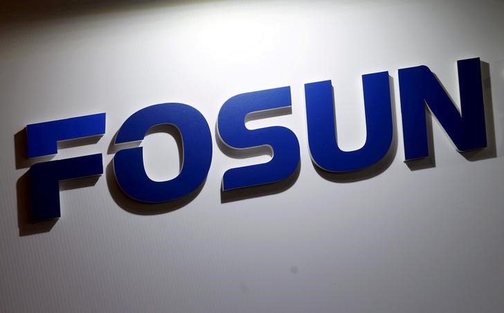 © Reuters. Логотип Fosun International на ярмарке в Гонконге