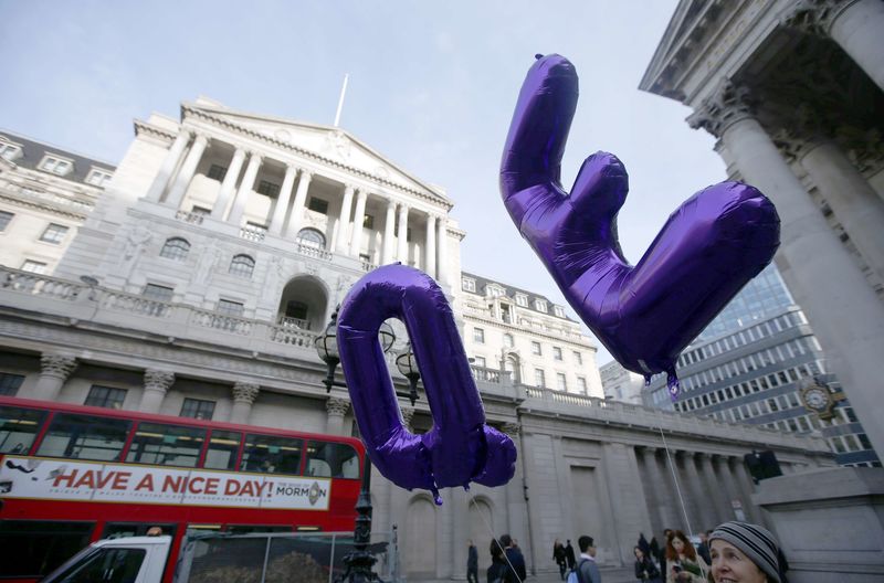 © Reuters. Supporters of Positive Money hold up balloons in front of the Bank of England during a demonstration to demand quantitative easing which favours people instead of large financial institutions, in the City of London