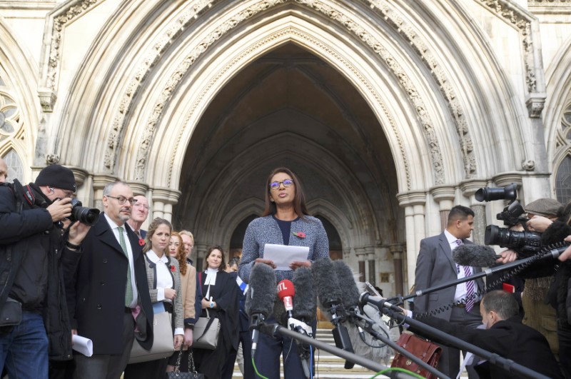© Reuters. Gina Miller fala em frente à Alta Corte após decisão do tribunal sobre a saída britânica da UE