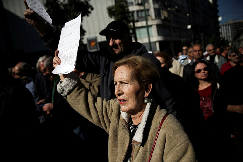 © Reuters. Miles de griegos protestan en Atenas por el recorte de las pensiones