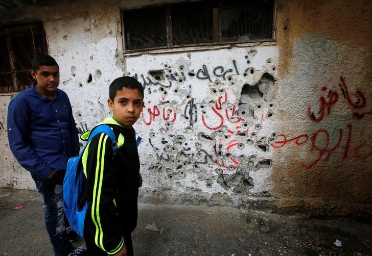 © Reuters. في مخيم للاجئين بالضفة الغربية .. الصراع السياسي ينقلب عنفا
