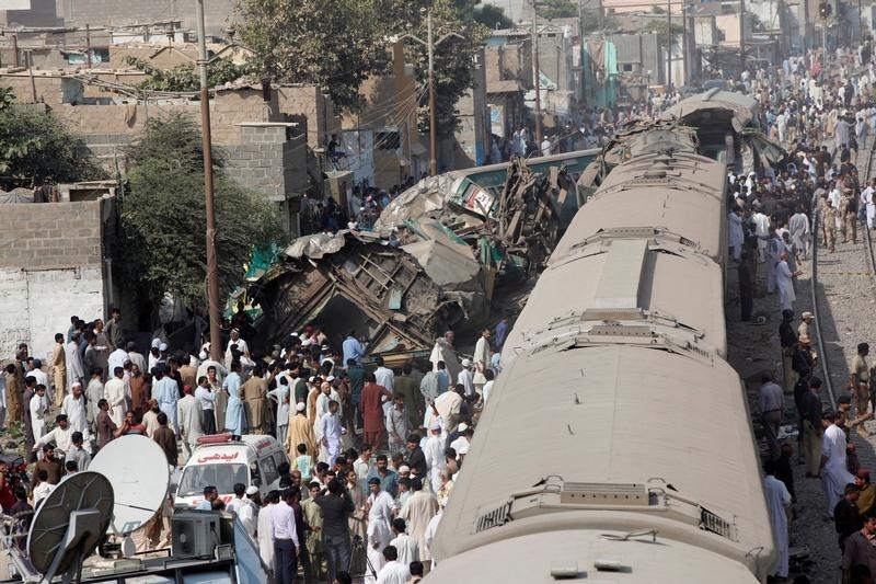 © Reuters. Pessoas observam acidente ferroviário na cidade portuária paquistanesa de Karachi