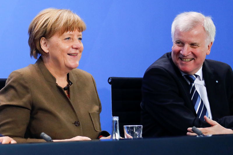 © Reuters. German Chancellor Merkel smiles next Bavarian state premier and leader of the Christian Social Union Seehofer during a news conference at the Chancellery in Berlin
