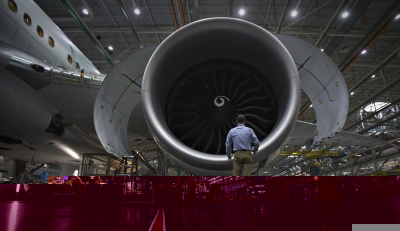 © Reuters. A worker stands in front of an engine on the Boeing 777 at their assembly operations in Everett