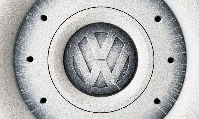 © Reuters. Volkswagen logo is seen on wheel in Grafenwoehr