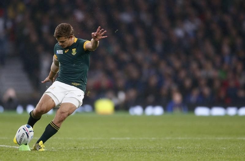 © Reuters. Pat Lambie of South Africa kicks a penalty during their Rugby World Cup Semi-Final match against New Zealand at Twickenham in London