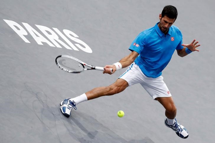 © Reuters. Tennis - Paris Masters tennis tournament third round - Novak Djokovic of Serbia v Grigor Dimitrov of Bulgaria