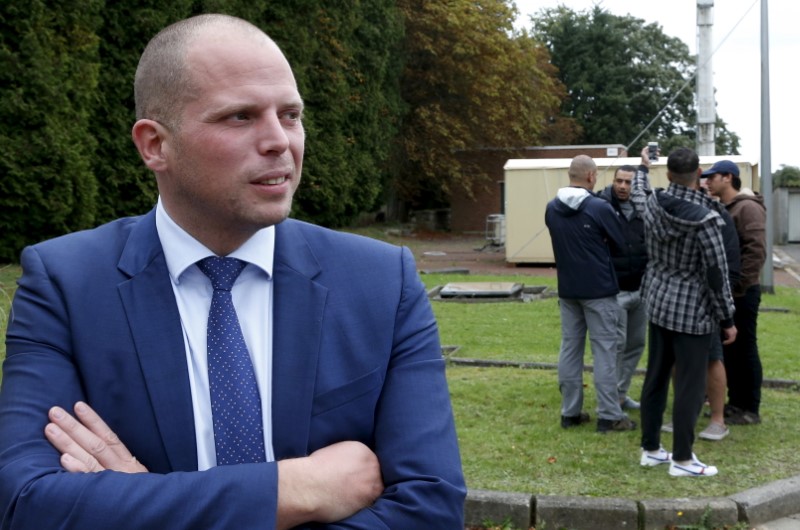 © Reuters. Belgium's Asylum and Migration State Secretary Francken visits a military barrack used as an accommodation centre for refugees in Namur