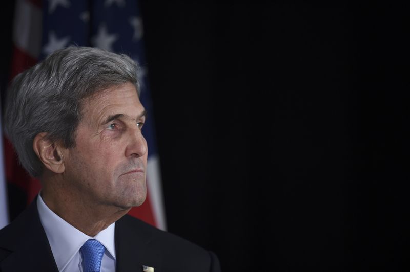 © Reuters. US Secretary of State John Kerry waits on stage before receiving the Tipperary International Peace Award in Tipperary