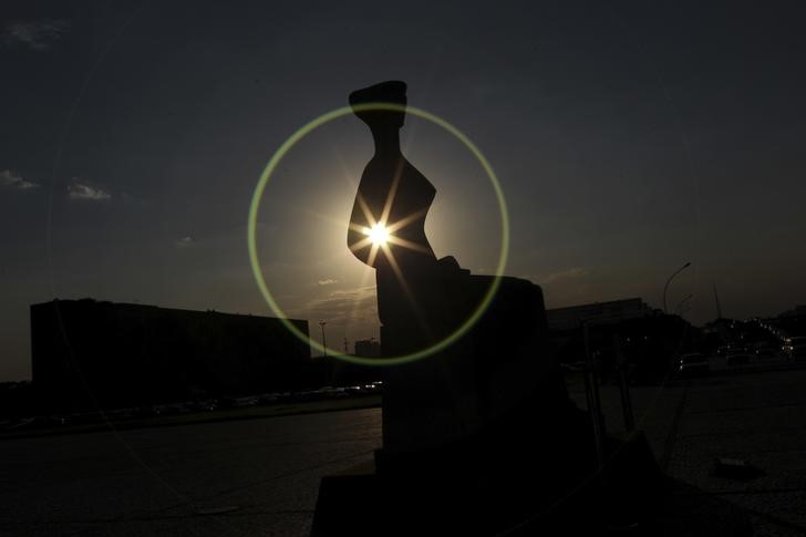 © Reuters. Estátua da Justiça é vista ao entardecer em frente ao STF, em Brasília