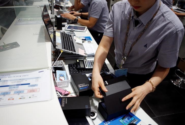 © Reuters. Funcionário confere recall do Galaxy Note 7 em sede da Samsung em Seul, Coreia do Sul