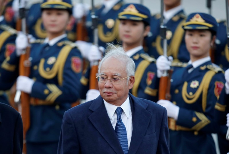 © Reuters. Malaysia's PM Najib Razak inspects honour guards in Beijing