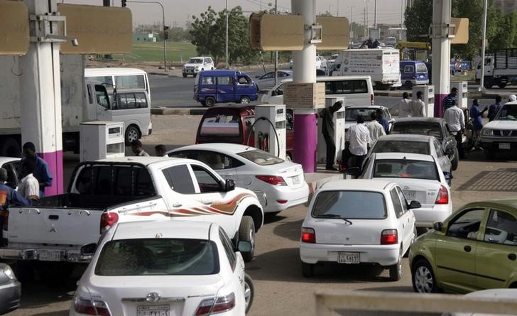 © Reuters. وزير المالية: السودان يرفع الدعم جزئيا عن الوقود والكهرباء