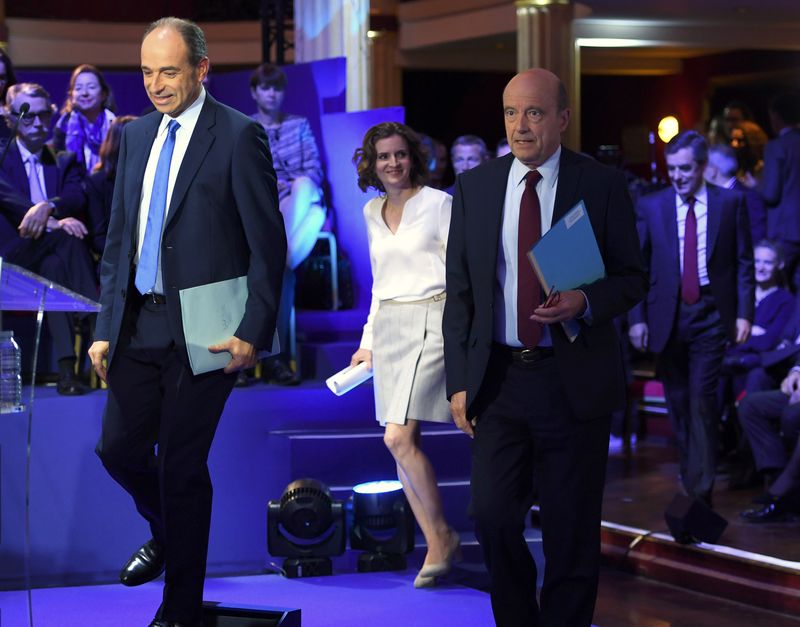 © Reuters. French politicians attend the second prime-time televised debate for the French conservative presidential primary in Paris