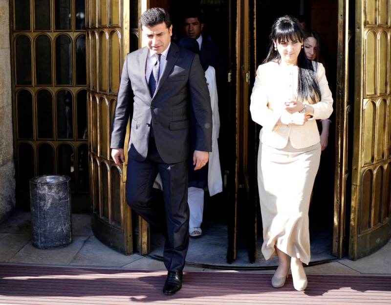 © Reuters. Co-chairs of the pro-Kurdish Peoples' Democratic Party Selahattin Demirtas and Figen Yuksekdag arrive to a news conference at the entrance of the Turkish parliament in Ankara