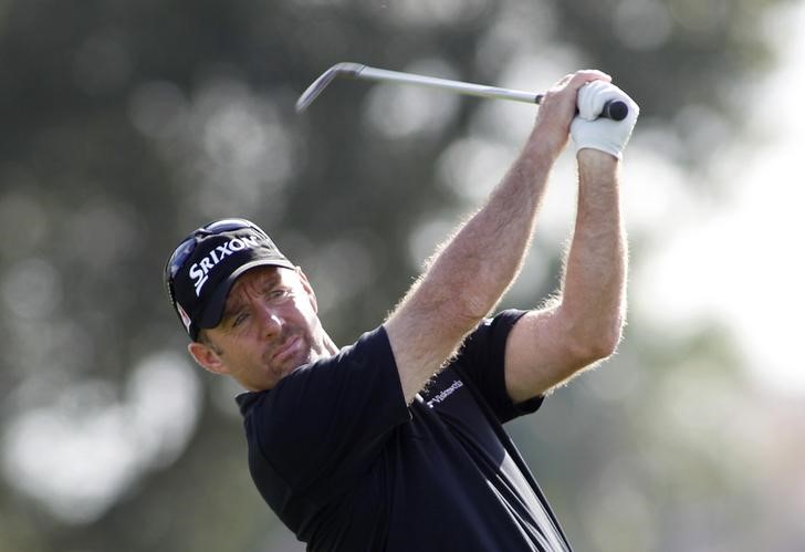 © Reuters. Australia's Rod Pampling tees off on the 5th hole during second round play in the Honda Classic PGA golf tournament in Palm Beach Gardens