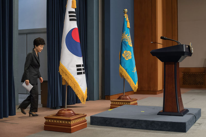 © Reuters. South Korean President Park Geun-Hye arrives to deliver an address to the nation, at the presidential Blue House in Seoul