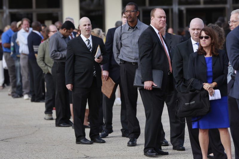 © Reuters. People wait in line to enter the Nassau County Mega Job Fair at Nassau Veterans Memorial Coliseum in Uniondale, New York
