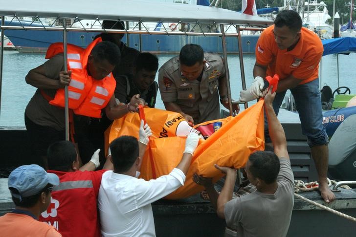 © Reuters. ارتفاع عدد ضحايا غرق قارب قبالة جزيرة اندونيسية إلى 36 قتيلا