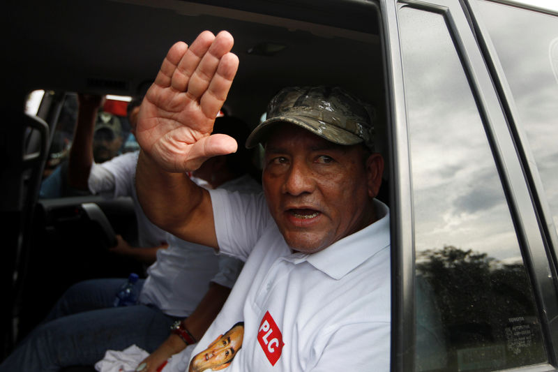 © Reuters. Maximino Rodriguez, presidential candidate for the Constitutionalist Liberal Party (PLC), greets supporters during closing campaign rally at El Dorado