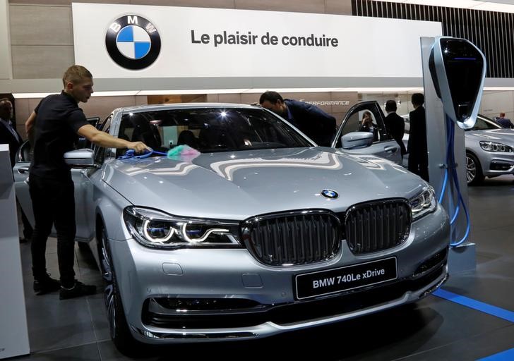 © Reuters. A BMW 740Le xDrive hybrid car is displayed at the Mondial de l'Automobile, Paris auto show, during media day in Paris