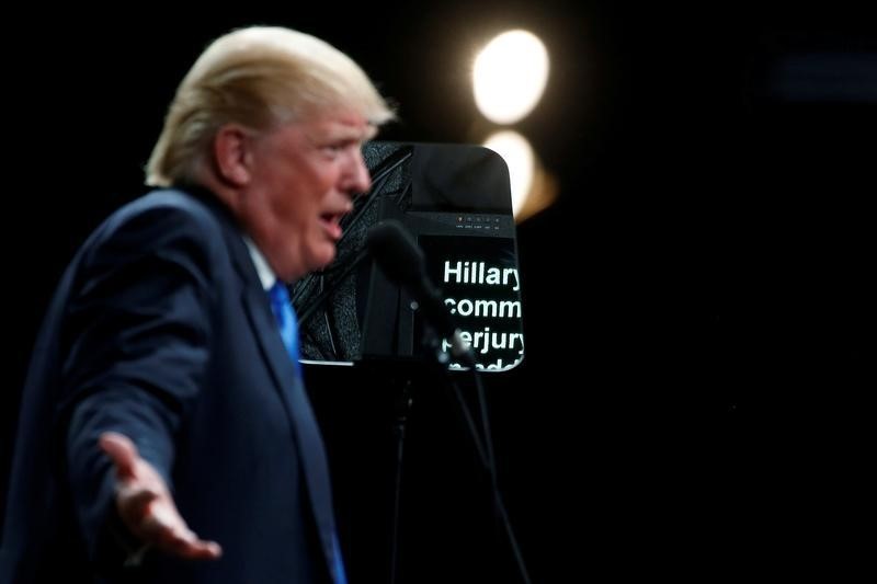 © Reuters. Clinton y Trump se enfocan en Carolina del Norte a días de las elecciones