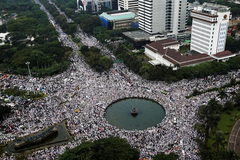 © Reuters. عشرات الآلاف يشاركون في احتجاج ضد حاكم جاكرتا