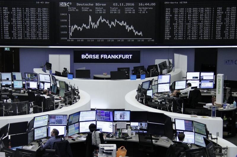 © Reuters. Bolsas europeas bajan con lastre de farmacéuticas; Richemont repunta