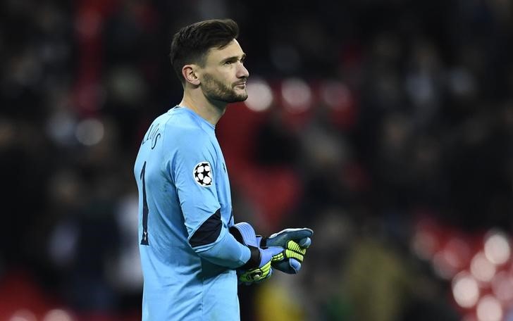 © Reuters. Tottenham's Hugo Lloris looks dejected after the game