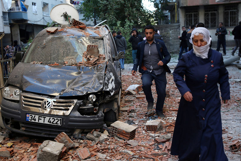© Reuters. Coche bomba explota en sudeste de Turquía tras arresto de diputados prokurdos