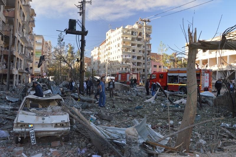 © Reuters. رئيس الوزراء: مقتل 8 وإصابة أكثر من 100 في انفجار جنوب شرق تركيا