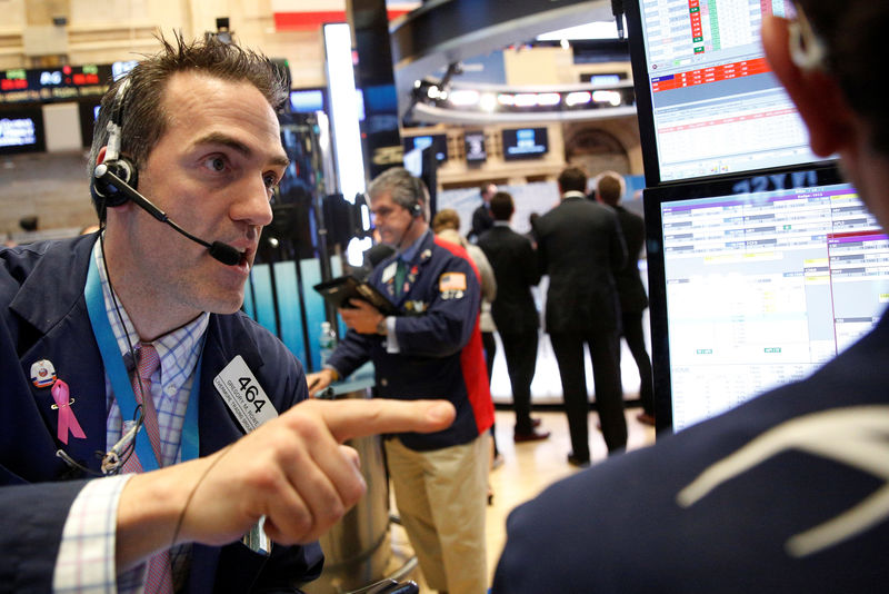 © Reuters. Traders work on the floor of the NYSE