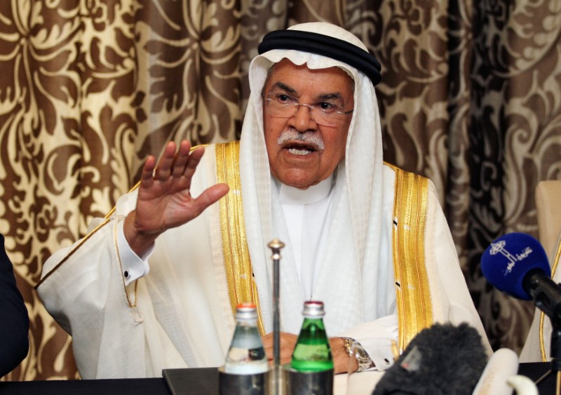 © Reuters. Saudi Arabia's Oil Minister Ali al-Naimi gestures as he attends a news conference in Doha