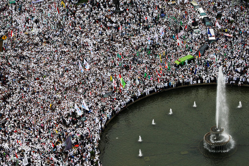 © Reuters. Members of hardline Muslim groups attend a protest against Jakarta's incumbent governor Basuki Tjahaja Purnama, an ethnic Chinese Christian running in the upcoming election, in Jakarta