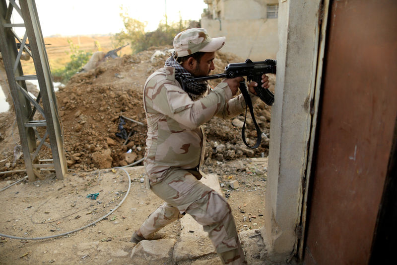 © Reuters. Soldado iraquiano visto durante confronto no leste de Mosul