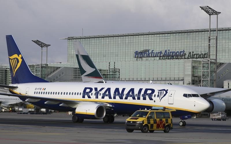 © Reuters. A Ryanair aircraft taxis at Fraport airport in Frankfurt