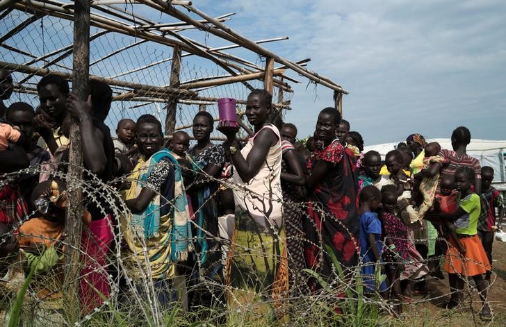 © Reuters. Women and children queue to receive emergency food at the U.N. protection of civilians site 3 hosting about 30,000 people displaced during the recent fighting in Juba