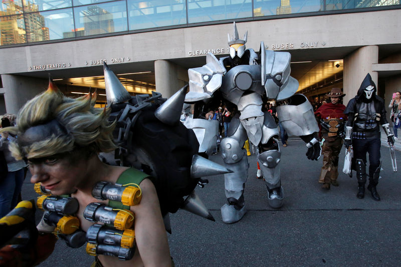 © Reuters. A man in a dressed as Reinhardt from Overwatch walks with other attendees at New York Comic Con in Manhattan