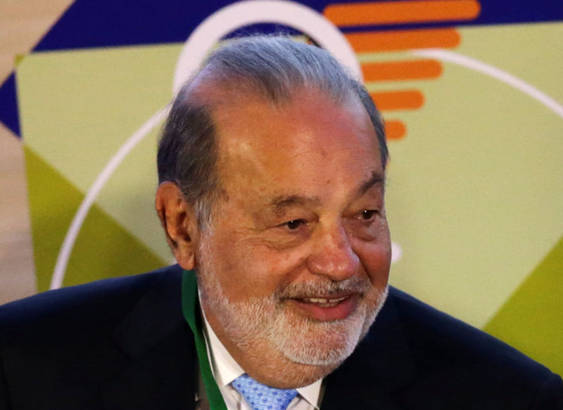 © Reuters. Mexican billionaire Carlos Slim speaks to the media during a news conference after attending the annual meeting of the Circulo de Montevideo Foundation, at Soumaya museum in Mexico City