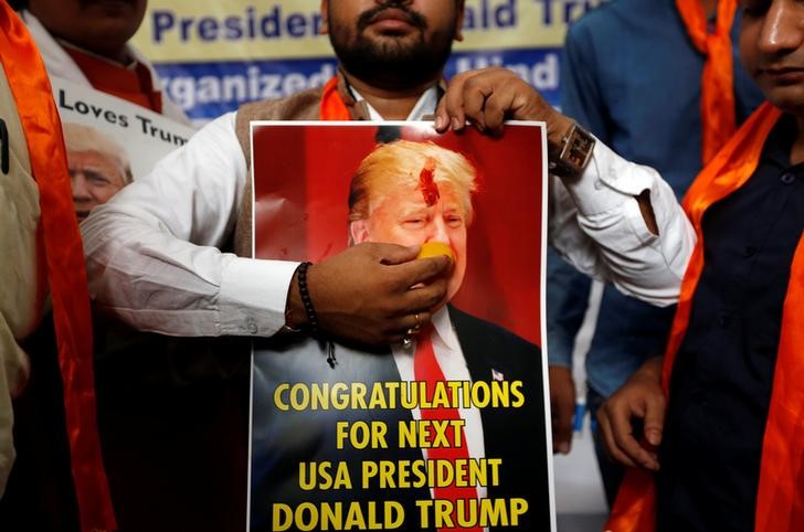 © Reuters. جماعة هندية تحتفل ب "فوز" ترامب قبل ثلاثة أيام من الانتخابات