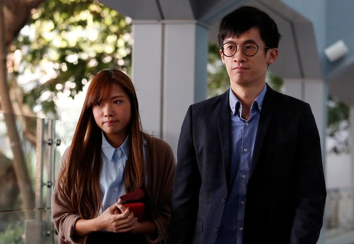 © Reuters. Pro-independence legislator-elects Baggio Leung and Yau Wai-ching walk to the High Court in Hong Kong