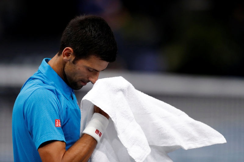 © Reuters. Murray avanza en París, queda a un triunfo de desbancar a Djokovic del número uno