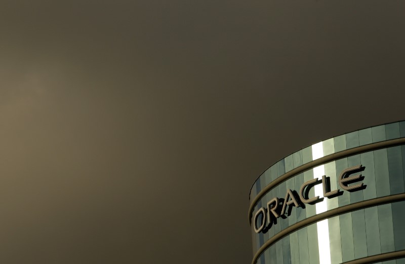 © Reuters. Company logo shown at headquarters for Oracle Corp shown in Redwood City