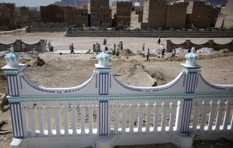 © Reuters. عائدات السياحة في اليمن تهوى 60 بالمئة في 2015