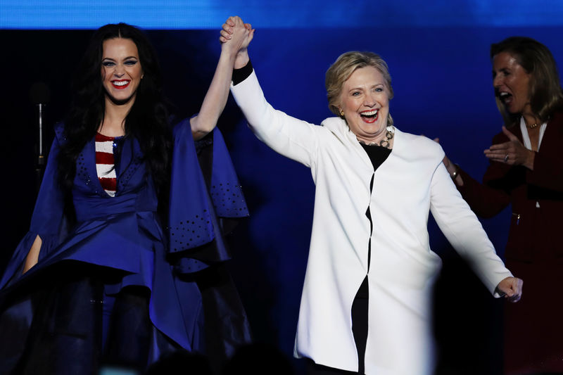 © Reuters. La candidata demócrata Hillary Clinton junto a la cantante Katy Perry durante un acto de campaña en Filadelfia, Estados Unidos