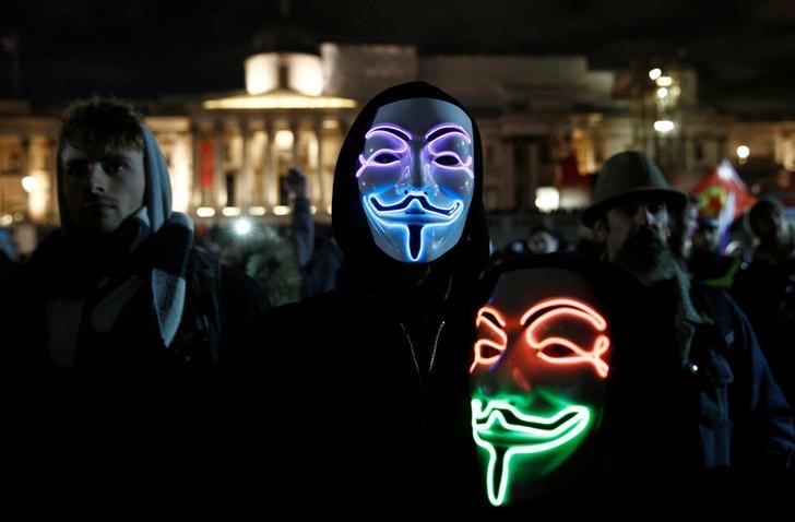 © Reuters. La Policía detiene a casi 50 personas en protesta de Anonymous en Londres