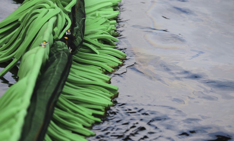 © Reuters. Absorbent foam is used to soak up crude oil in the La Chaudiere River in Lac-Megantic, Quebec