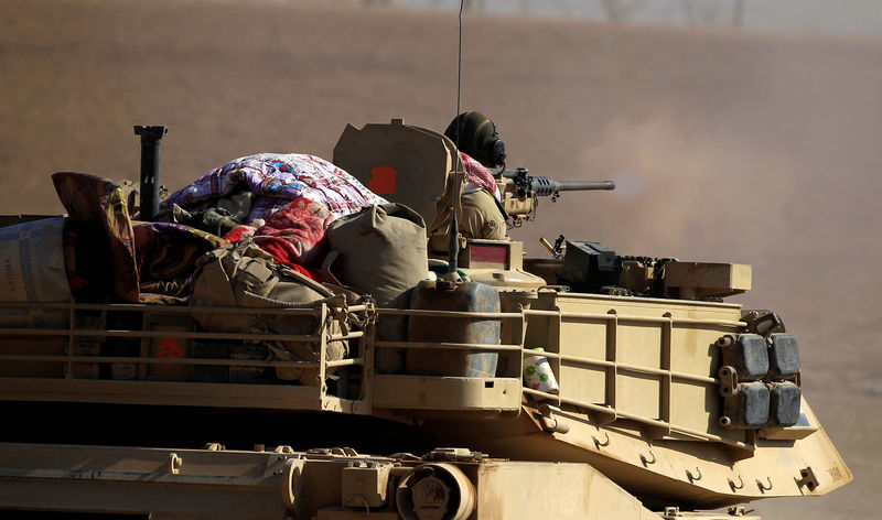 © Reuters. An Iraqi soldier fires his heavy machine gun from a tank during fighting with Islamic State fighters, in the Shahrazad disrict of eastern Mosul