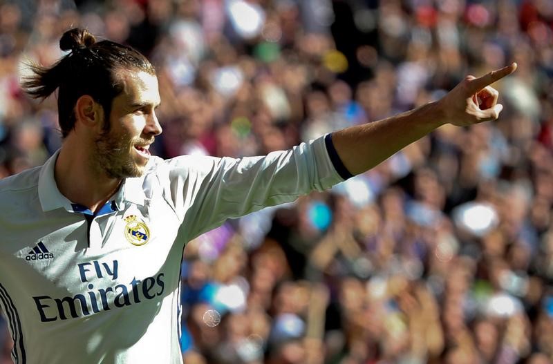 © Reuters. Dos goles de Bale al Leganés ayudan al Real Madrid a mantener el liderato